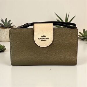 🤎COACH🤎Phone Wallet In Color Block/Olive Green & Off White/EUC